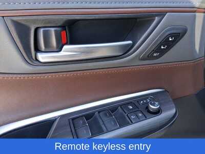 2021 Toyota Venza, $28595. Photo 11