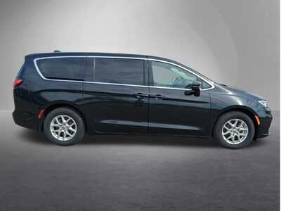 2023 Chrysler Pacifica, $23522. Photo 2
