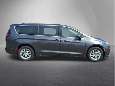 2023 Chrysler Pacifica, $24421. Photo 2