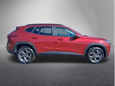 2025 Chevrolet Trax, $20319. Photo 2
