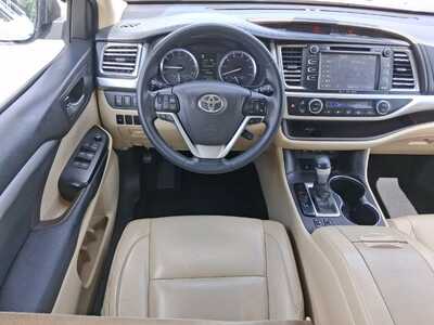 2017 Toyota Highlander, $23759. Photo 12