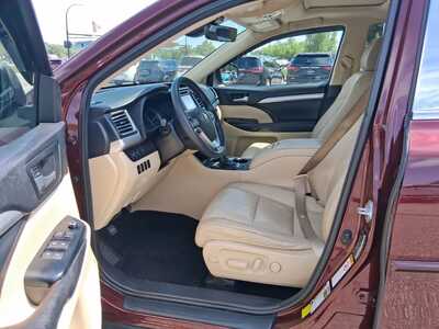 2017 Toyota Highlander, $24998. Photo 8