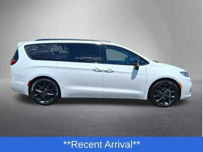 2025 Chrysler Pacifica, $35222. Photo 2