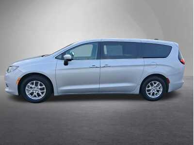 2023 Chrysler Voyager, $21980. Photo 4