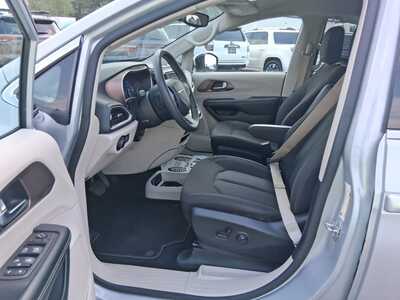 2023 Chrysler Voyager, $21980. Photo 8