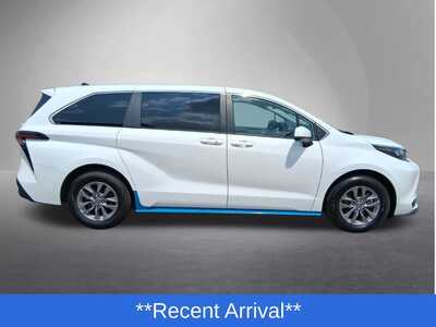 2024 Toyota Sienna, $37999. Photo 2