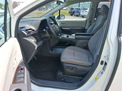 2024 Toyota Sienna, $37999. Photo 8