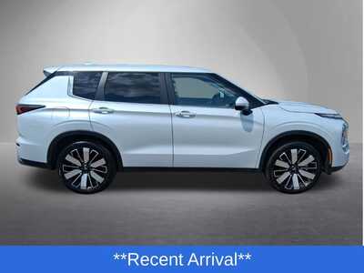 2025 Mitsubishi Outlander, $27988. Photo 2