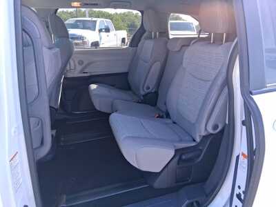 2023 Toyota Sienna, $29798. Photo 10