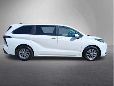 2023 Toyota Sienna, $29798. Photo 2