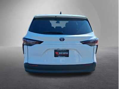 2023 Toyota Sienna, $29798. Photo 3
