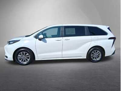 2023 Toyota Sienna, $29798. Photo 4
