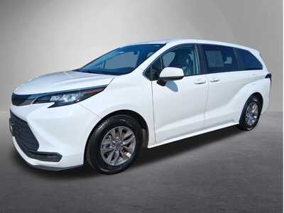 2023 Toyota Sienna, $29798. Photo 5
