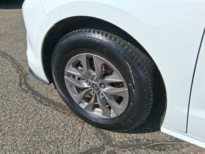 2023 Toyota Sienna, $29798. Photo 8