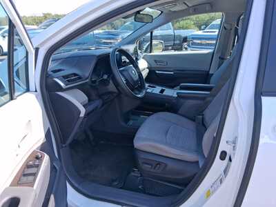 2023 Toyota Sienna, $29798. Photo 9