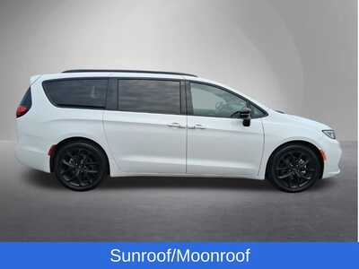 2025 Chrysler Pacifica, $33999. Photo 2