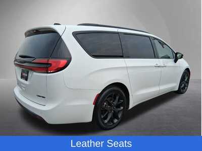 2025 Chrysler Pacifica, $33999. Photo 3