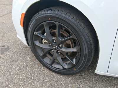 2025 Chrysler Pacifica, $33999. Photo 9