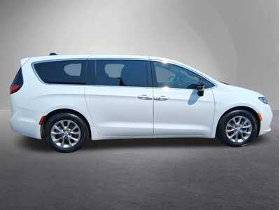 2026 Chrysler Pacifica, $36098. Photo 2