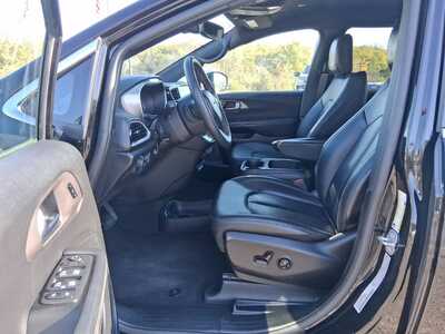 2025 Chrysler Pacifica, $25699. Photo 10