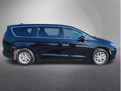 2025 Chrysler Pacifica, $25699. Photo 2