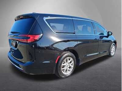 2025 Chrysler Pacifica, $25699. Photo 3