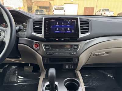 2017 Honda Pilot, $18499. Photo 2