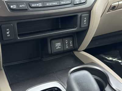 2017 Honda Pilot, $18499. Photo 6