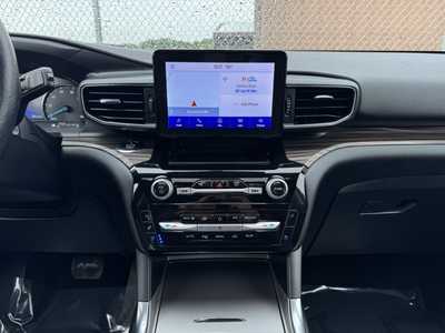 2021 Ford Explorer, $30998. Photo 2