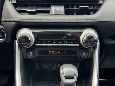 2020 Toyota RAV4, $17998. Photo 5