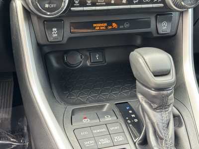 2020 Toyota RAV4, $17998. Photo 6