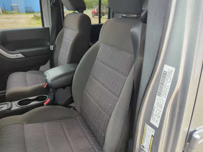 2012 Jeep Wrangler Unlimited, $10000. Photo 11