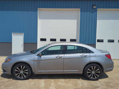 2014 Chrysler 200, $5499. Photo 2