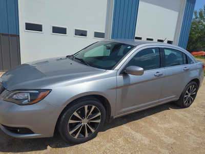 2014 Chrysler 200, $5499. Photo 3