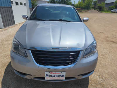2014 Chrysler 200, $5499. Photo 4