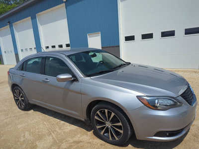 2014 Chrysler 200, $5499. Photo 5