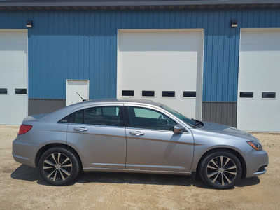 2014 Chrysler 200, $5499. Photo 6