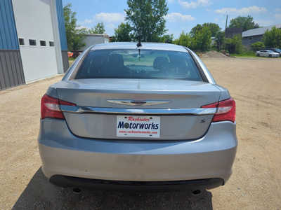 2014 Chrysler 200, $5499. Photo 7
