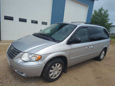 2006 Chrysler Town & Country, $4499. Photo 3