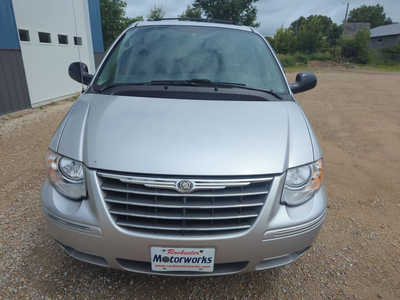2006 Chrysler Town & Country, $4499. Photo 4