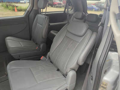 2006 Chrysler Town & Country, $4499. Photo 9