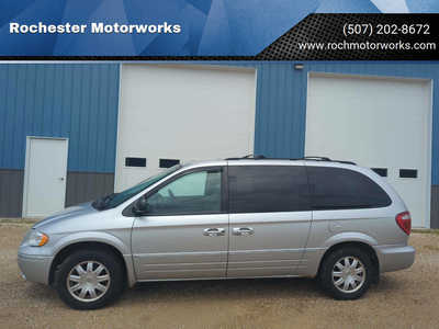 2006 Chrysler Town & Country, $4499. Photo 1