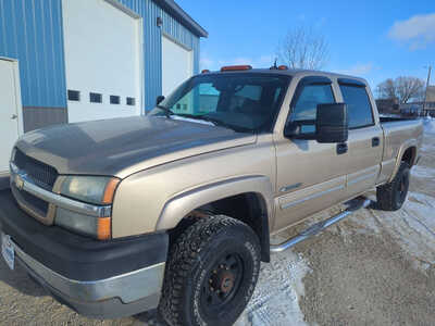 2004 Chevrolet 2500 Crew Cab, $13900. Photo 3