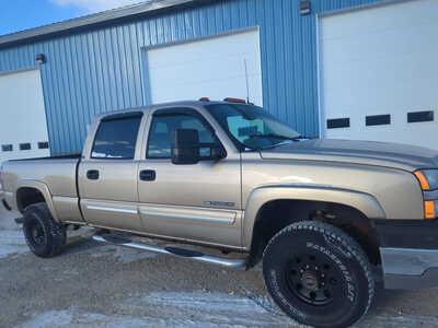 2004 Chevrolet 2500 Crew Cab, $13900. Photo 5