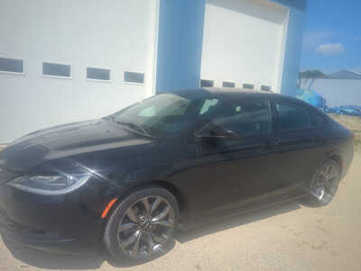 2015 Chrysler 200, $8999. Photo 5