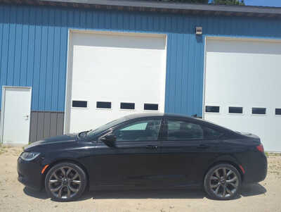 2015 Chrysler 200, $8999. Photo 2