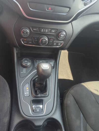 2019 Jeep Cherokee, $11900. Photo 11