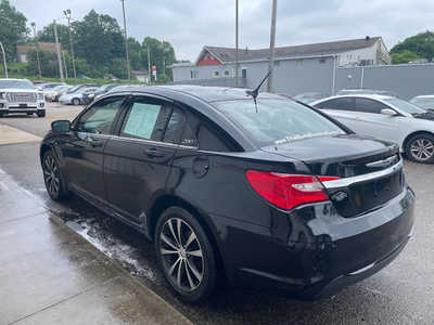 2013 Chrysler 200, $0. Photo 4
