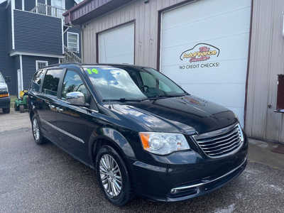 2014 Chrysler Town & Country, $0. Photo 2
