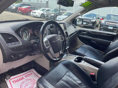 2014 Chrysler Town & Country, $0. Photo 6
